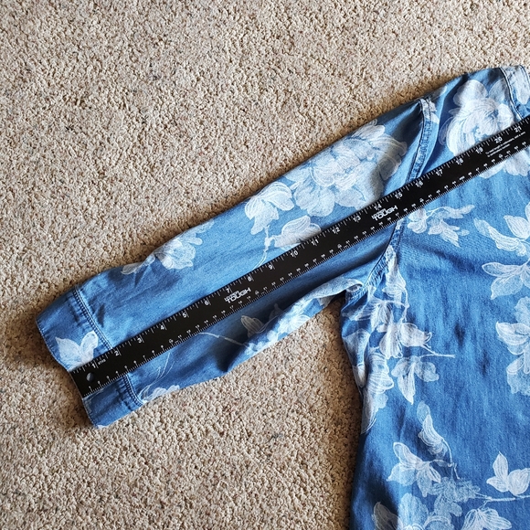 Chico's Soft Chambray 3/4 Rollup Sleeves Blue and White Floral Print Size Large - Picture 8 of 10